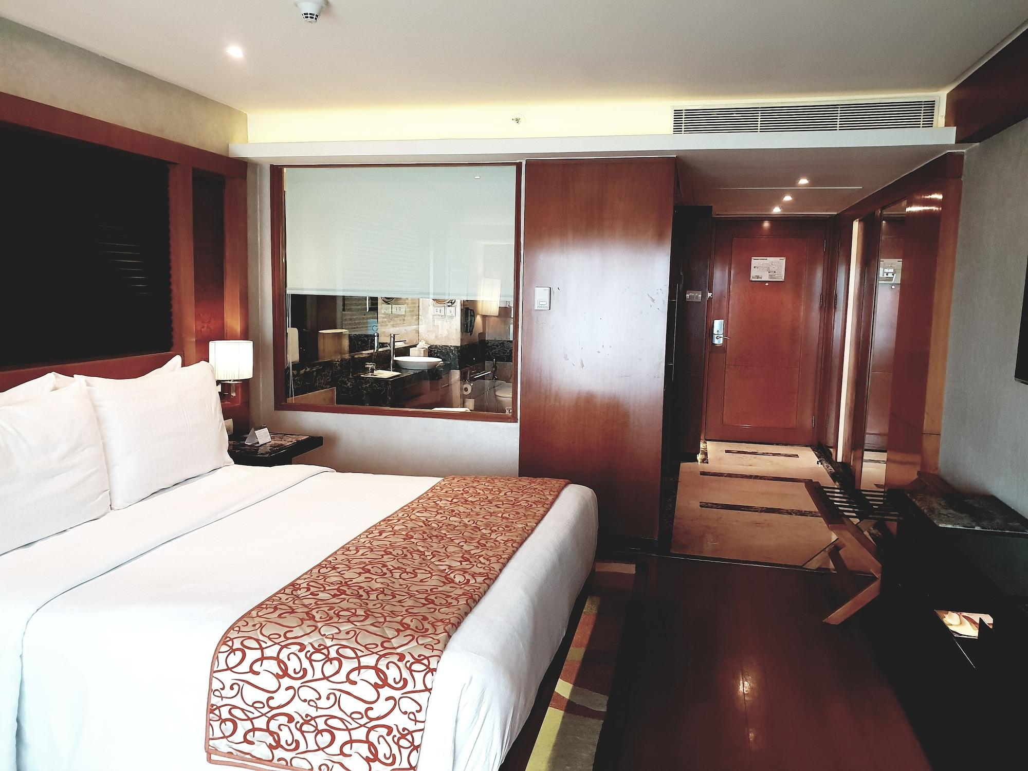 Gokulam Grand Hotel & Spa Bangalore Exterior photo